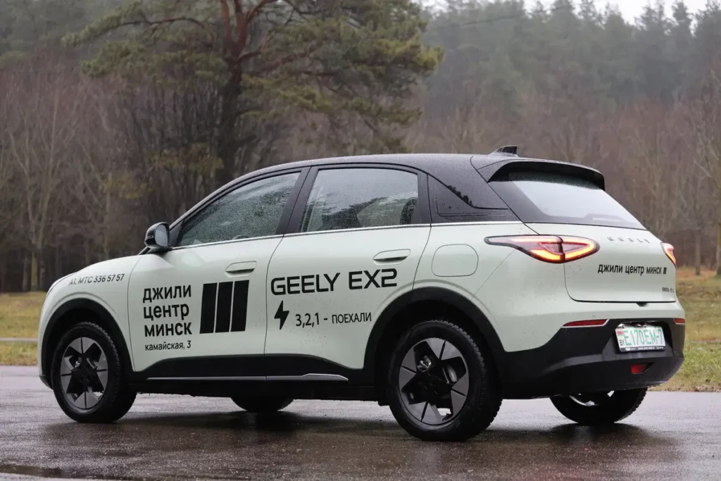 Geely EX2 и BYD e2: обзор бюджетных электромобилей 2026 года