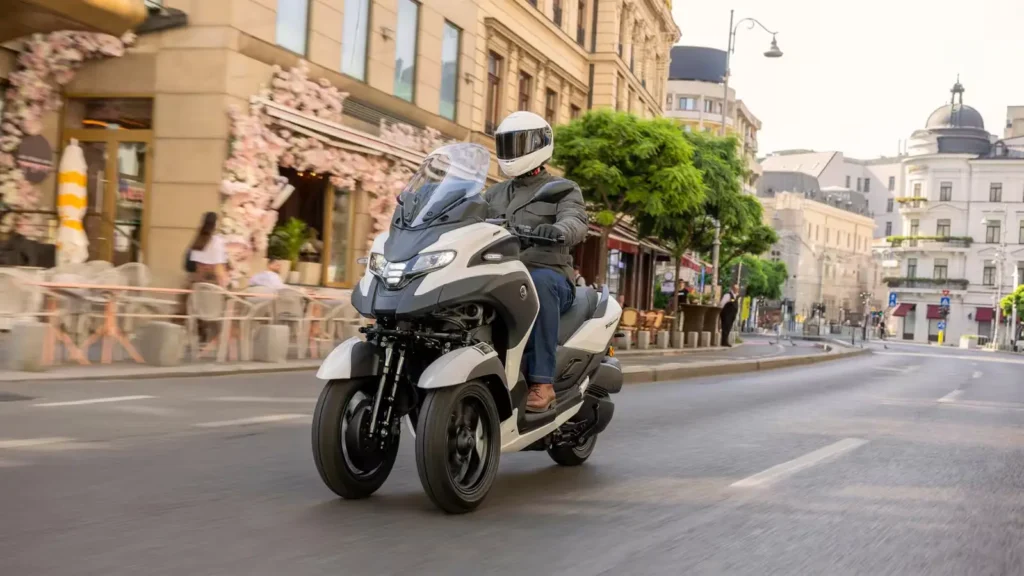 Yamaha Tricity 300: первый скутер с подушкой безопасности
